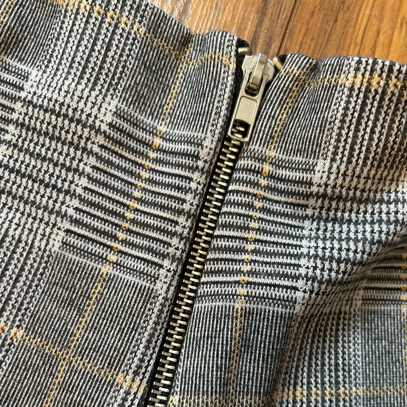 Women’s H&M Dressy Plaid Pant W/ zipper. XS - Picture 3 of 5